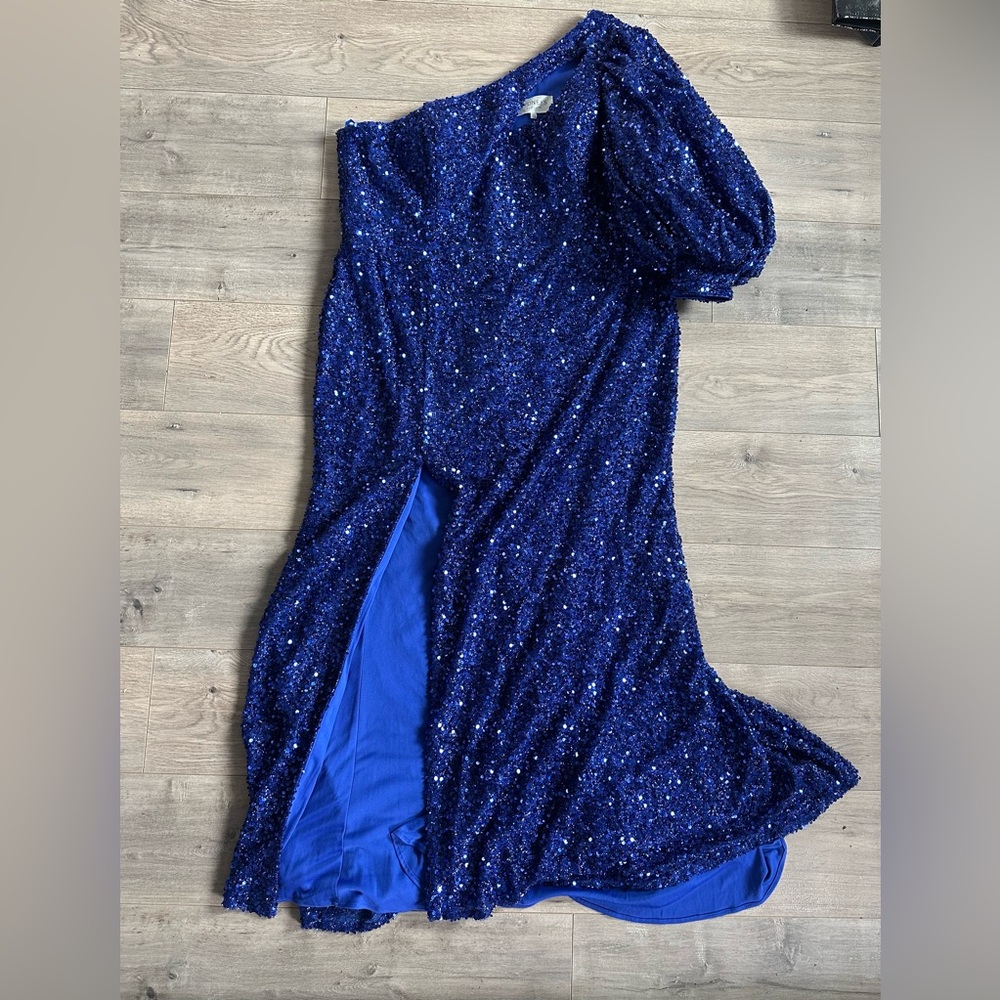 Never worn Sydney’s Closet formal dresss